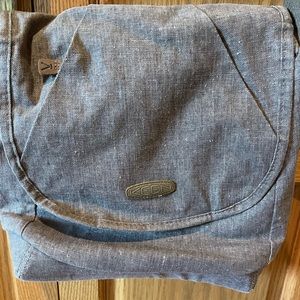 Keen Crossbody canvas bag. Very good condition. Lots of pockets. No tears